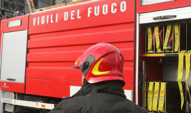 Auto in fiamme nel cortile di un’azienda