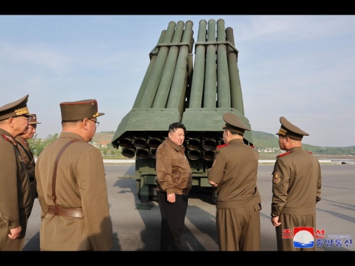 Corea Nord, Kim Jong Un supervisiona test lanciarazzi multiplo