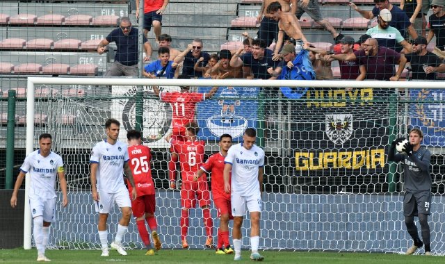 L’esultanza di Pitou con i tifosi della Pro Patria (foto Domenico Ghiotto/BLITZ)