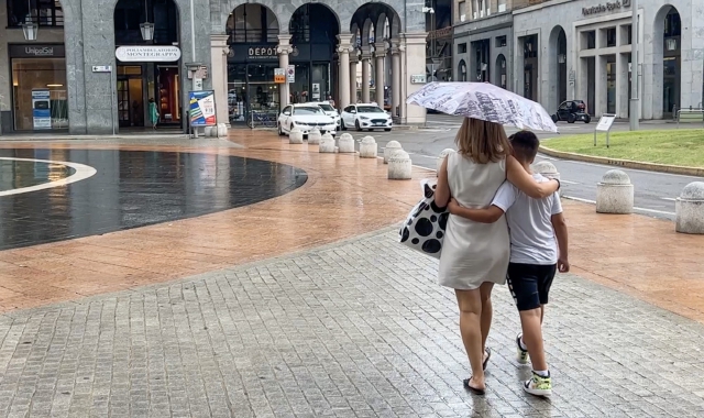 Abiti ancora estivi ma da domani è richiesto anche l’ombrello