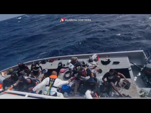 Si capovolge un barcone di migranti, 21 dispersi