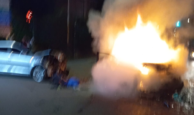 Auto a fuoco, ferito salvato dall’agente della polizia locale