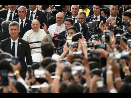 Papa visita anziani e malati poi incontro interreligioso giovani