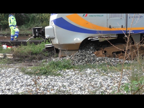 Treno esce dai binari a Milano, un ferito