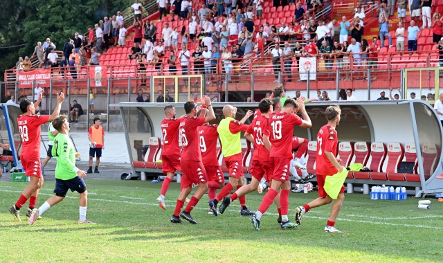 I giocatori del Varese esultano dopo la vittoria in Coppa Italia contro la Varesina (foto Blitz)