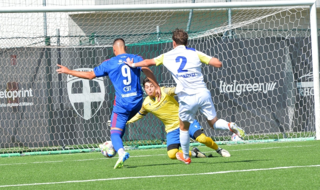 Il gol dell’1-0 della Varesina contro l’Arconatese (foto Domenico Ghiotto - Blitz)