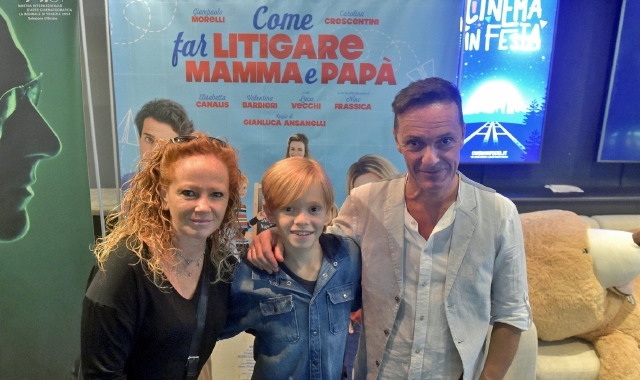 Il bambino attore Andrea Condè, 12 anni, di Olgiate Olona, ieri seraal Miv alla presentazione di “Come far litigare mamma e papà”, il film in cui è protagonista, e insieme con i suoi genitori (foto Blitz) 