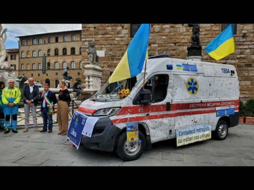 In mostra a Firenze ambulanza colpita dai russi in Ucraina