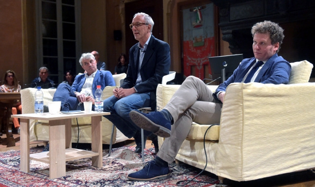 Un momento dell’incontro con Davide Galimberti e Matteo Bianchi moderato dal direttore della Prealpina, Silvestro Pascarella (foto Angelo Puricelli/BLITZ)