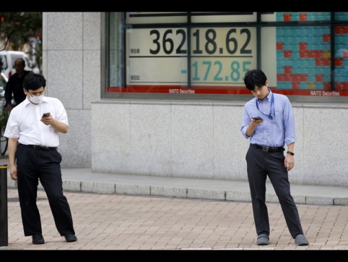 Borsa: Tokyo scende (-1%) con yen forte, bene Hong Kong