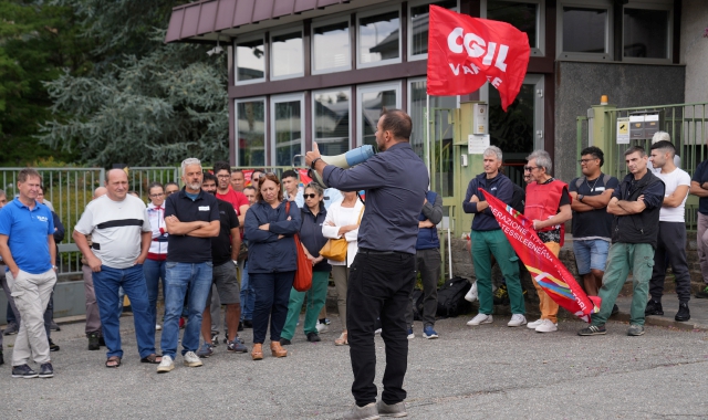 Il presidio davanti alla Ilma Plastica di Gavirate giovedì 12 settembre (foto Andrea Cogotti/BLITZ)