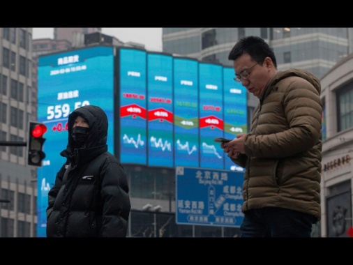 Borsa: Shanghai chiude a +4,15%, Shenzhen a +3,95%