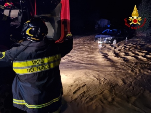 Maltempo: si cercano bimbo e nonna dispersi nel pisano