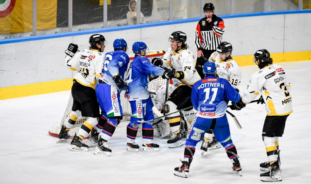 Un momento del match all’Acinque Ice Arena (foto Matteo Canevari/BLITZ)