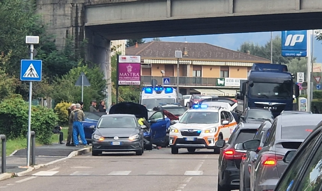 Scontro fra due auto: soccorritori a Buguggiate