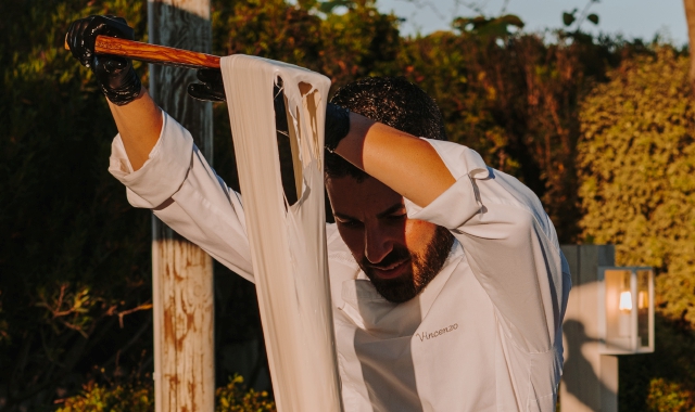 Vincenzo Troia è un mastro casaro che gira il mondo facendo mozzarella