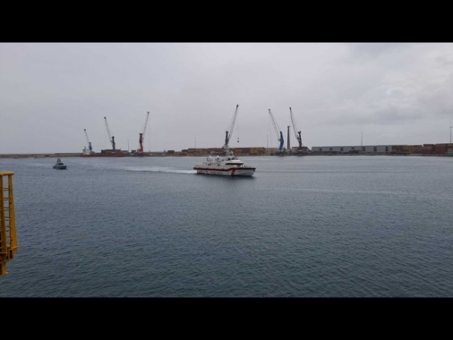 Motovedetta con migranti da Albania arrivata in porto Bari