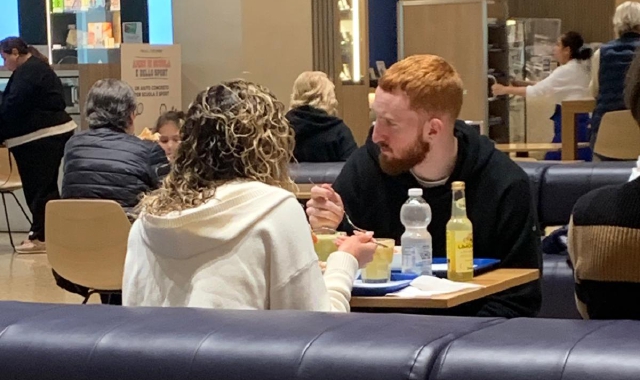 Nico Mannion a pranzo oggi all’Esselunga di via Gasparotto a Varese