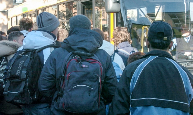 Saronno: pugno alla fermata dei bus