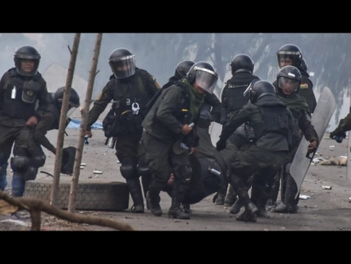 Bolivia, dinamite sulla polizia che voleva liberare una strada