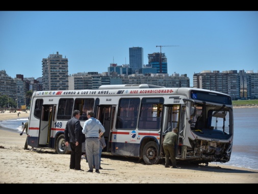 Uruguay: bus fuori controllo finisce sulla spiaggia, 16 feriti