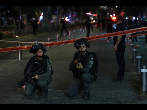 Camion contro fermata bus vicino Tel Aviv, numerosi feriti