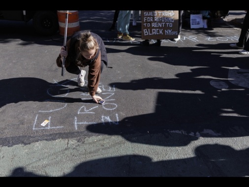 Manifestanti anti-Trump fuori Madison Square Garden, è fascista