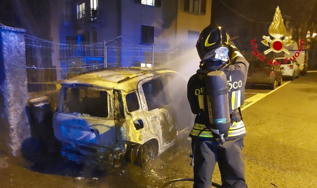 Auto in fiamme a Maccagno