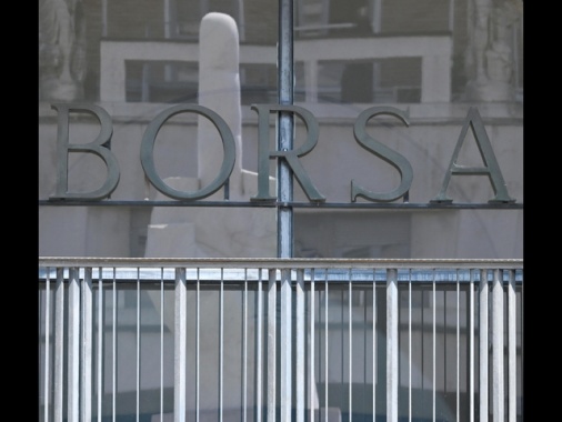 Borsa: male Milano (-0,8%) con Campari, Moncler e Prysmian