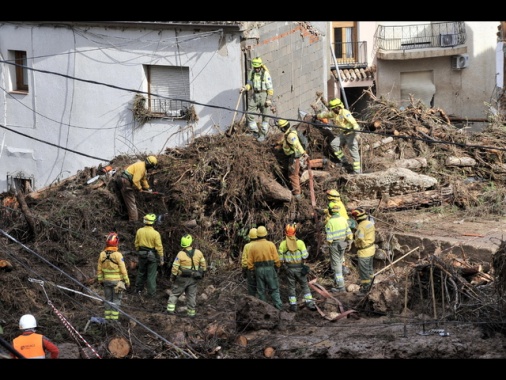 Sale a 64 bilancio delle vittime in Spagna, molti dispersi