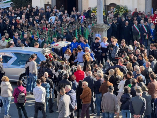 Una folla accoglie Matilde Lorenzi per il funerale