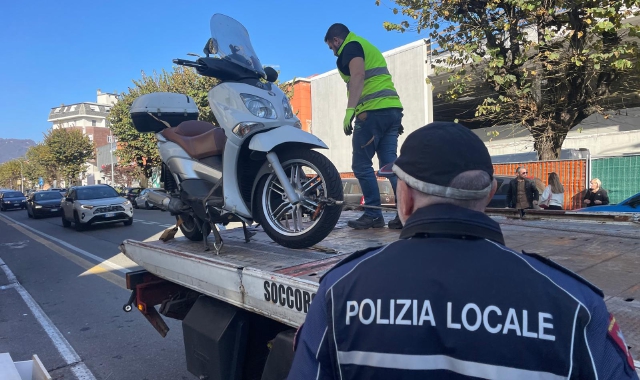 L’uomo si trovava in sella al suo scooter (foto Angelo Puricelli - Agenzia Blitz)