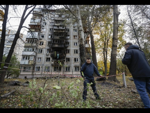 Droni russi su Kiev, a fuoco un edificio residenziale