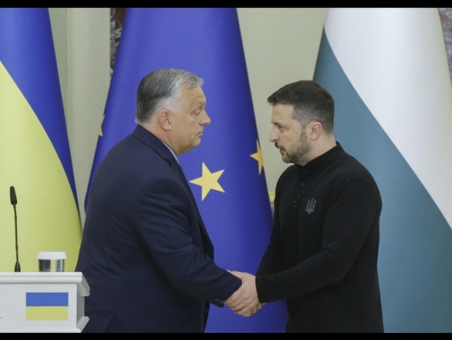 Zelensky al summit di Budapest, stretta di mano con Orban