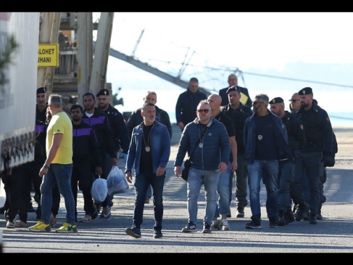 Vulnerabile un migrante portato in Albania, va in Italia