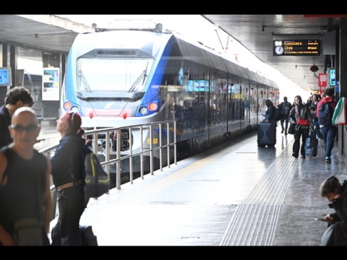 Capotreno presa a schiaffi da un passeggero nel Pavese