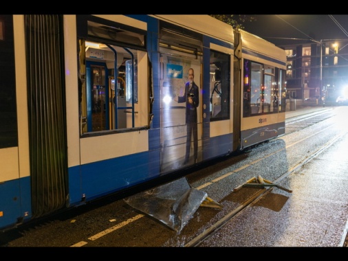 Nuove violenze ad Amsterdam, incendiato un tram