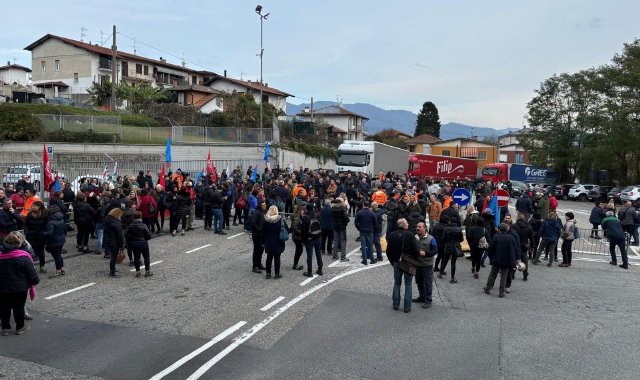 I lavoratori in presidio davanti allo stabilimento