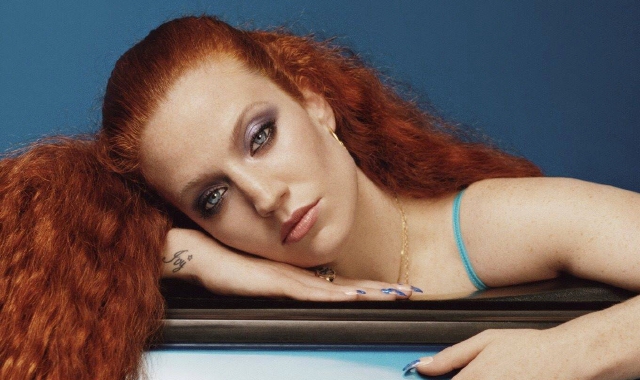 La popstar Jess Glynne in concerto al Santeria