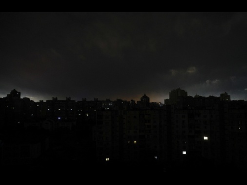 Kiev, 'blackout a Kiev e in 3 regioni dopo i raid russi'