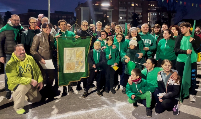 La squadra dei Paisaan Quadar (Verdi) festeggia la vittoria del Palio di Madonna in Campagna