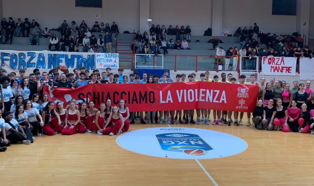 Le quattro squadre in campo oggi con le cheerleaders