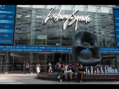 Borsa: Hong Kong positiva, apre a +0,93%