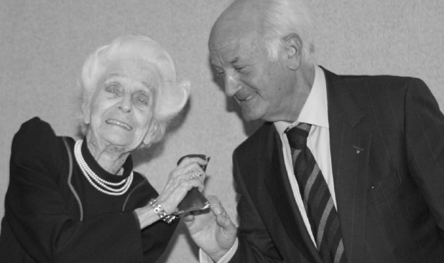 Lo storico incontro a Gallarate tra Giovanni Rania, all’epoca direttore generale dell’ospedale, e il premio Nobel Rita Levi Montalcini  (foto Archivio) 