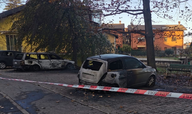 Varese, auto carbonizzate in via Parini