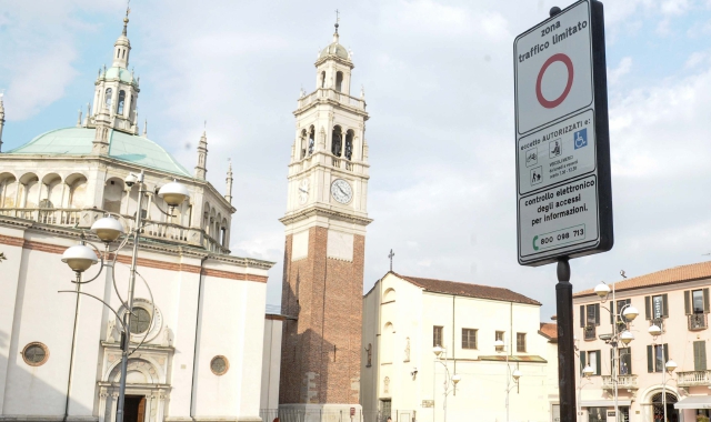 I semafori in viale Boccaccio non hanno ancora i sistemi di controllo per le auto a causa di una gara bloccata