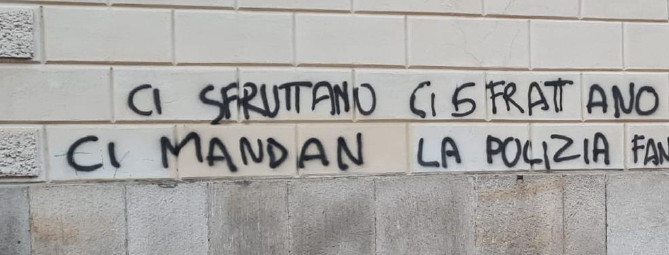 Scritte sui muri del municipio, individuati gli autori