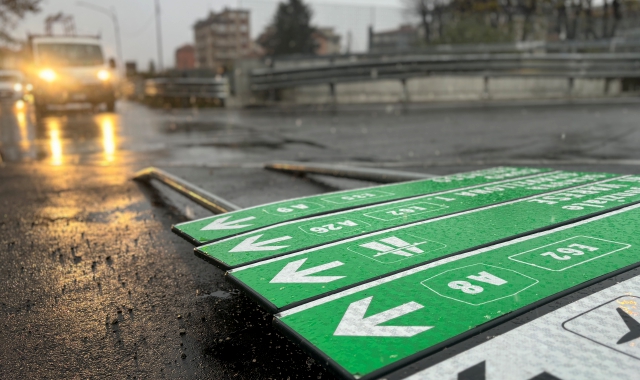 Segnaletica abbattuta nell’area di largo Flaiano (foto Andrea Cogotti/BLITZ)