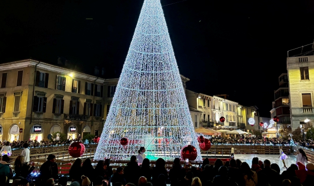 Tutti  con il naso all’insù per l’accensione dell’albero di Natale 