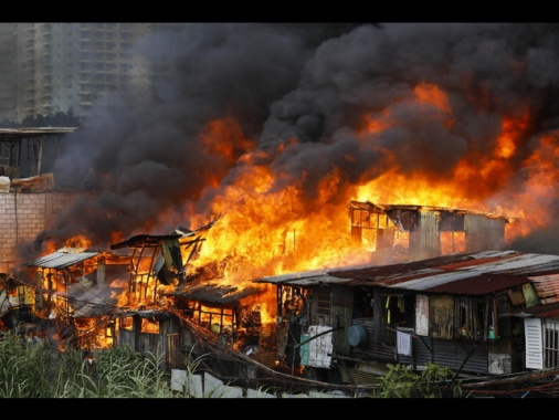 Incendio devasta baraccopoli a Manila, almeno 1000 case bruciate